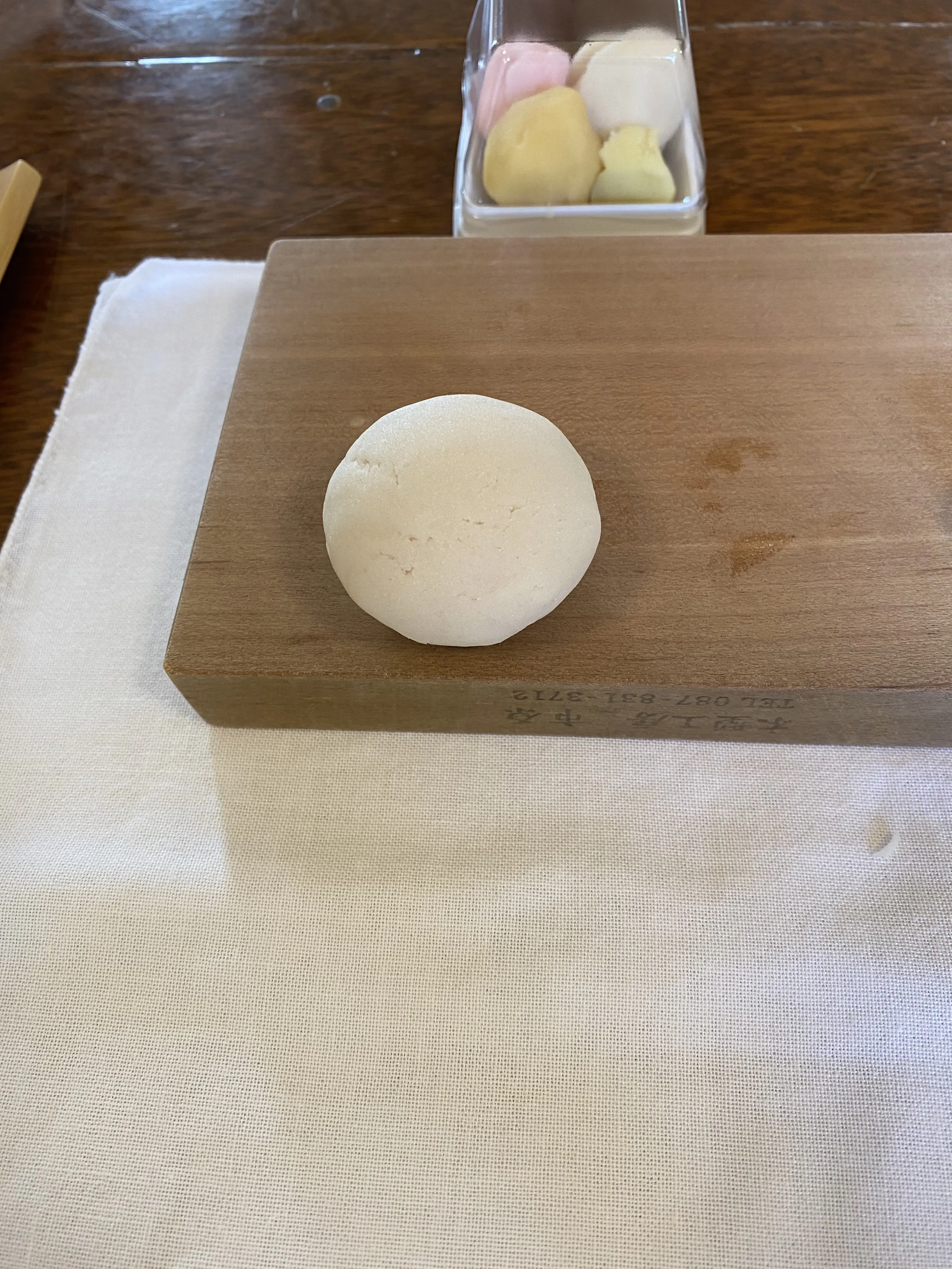 和菓子作り中の丸めた状態の練り切り。成形途中の様子。