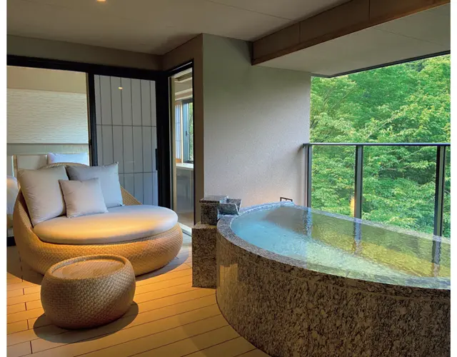 ❶ゆったりとした半月形の半露天風呂を備えたプレミアムCタイプの客室。上品な白木調のデザイン
