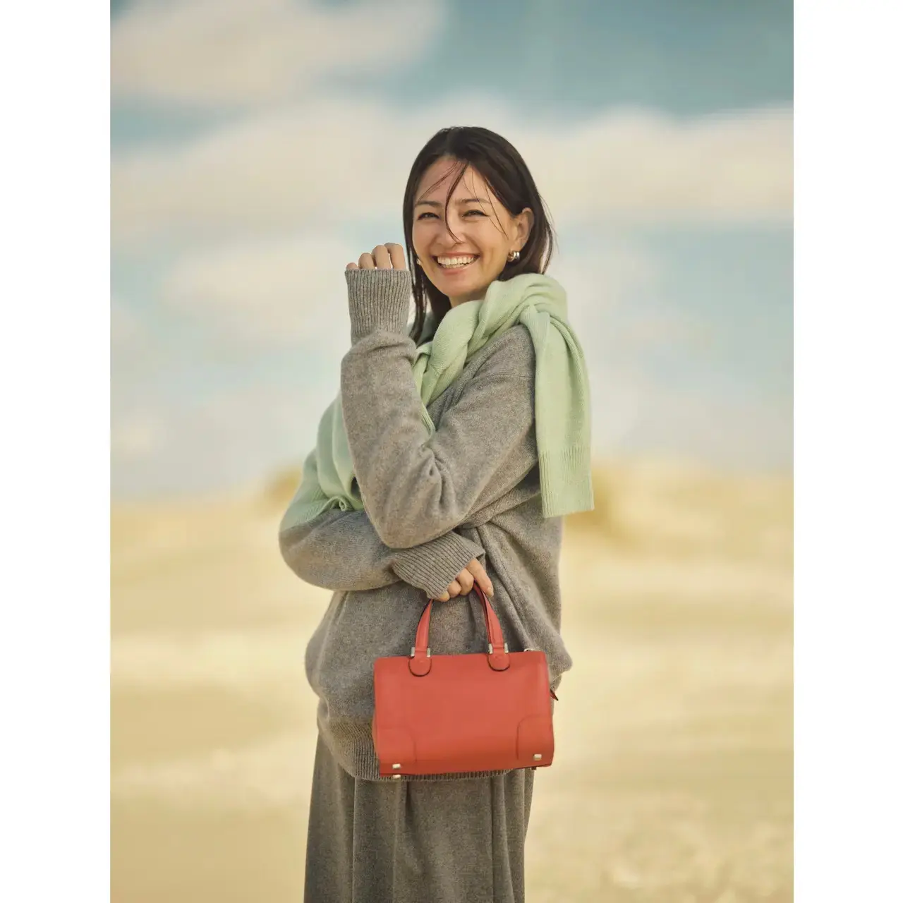 アクセントカラーを２つ重ねて冬のニットコーデをプレイフルに着こなす。最高気温14℃