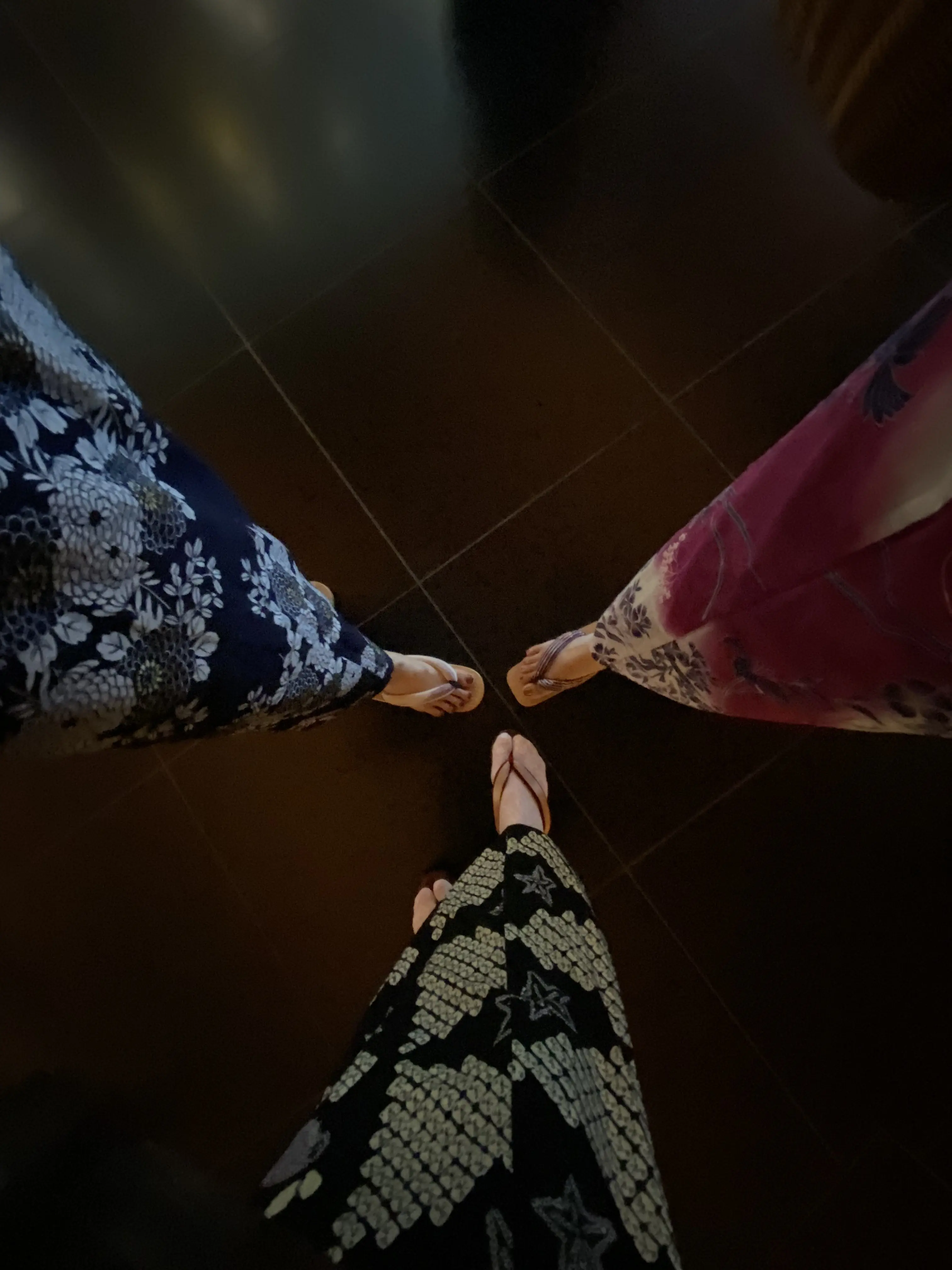 雅叙園の廊下で撮影した3人の浴衣姿の足元の写真