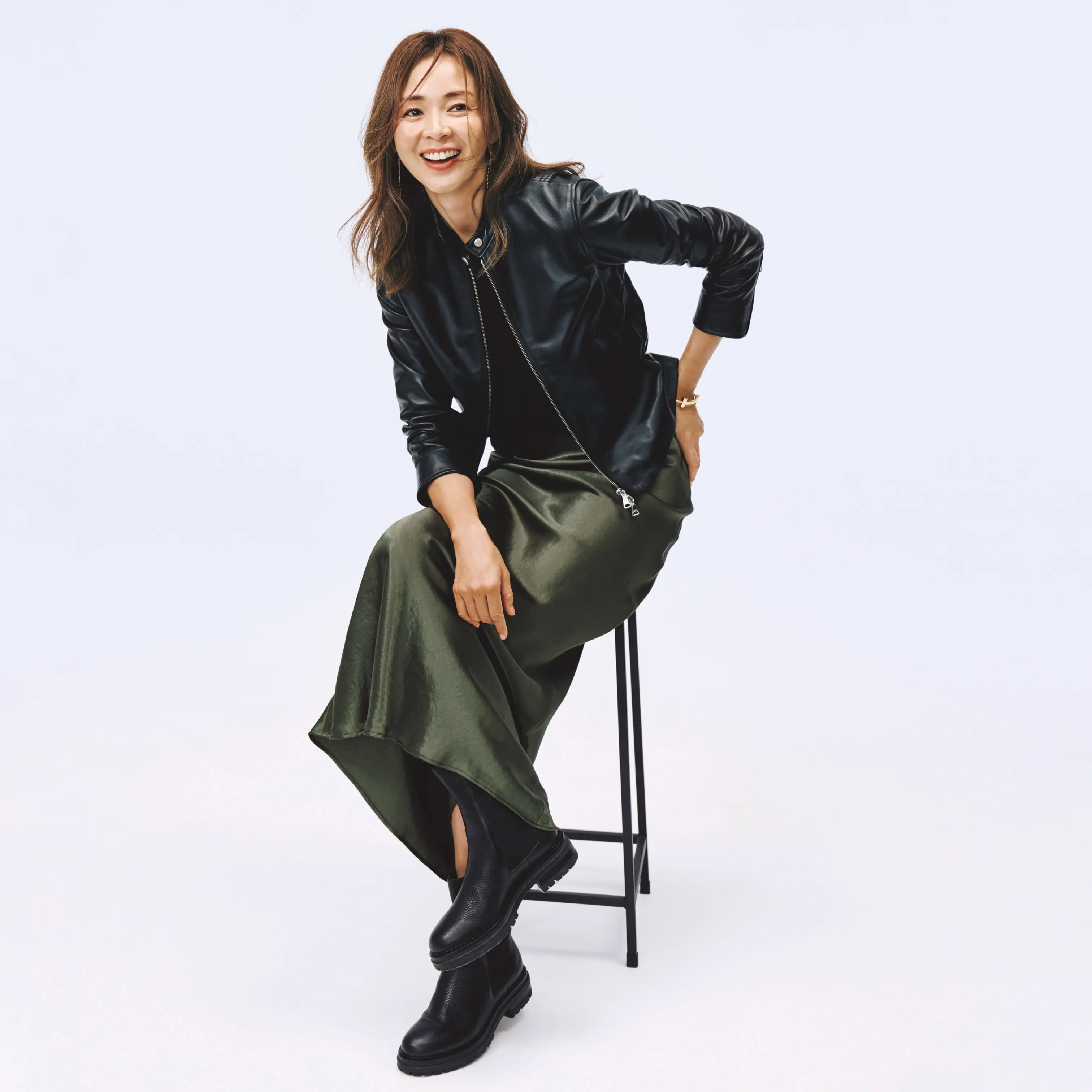 黒レザージャケットにダークグリーンのサテンロングスカートを合わせたコーディネート　モデル・SHIHO