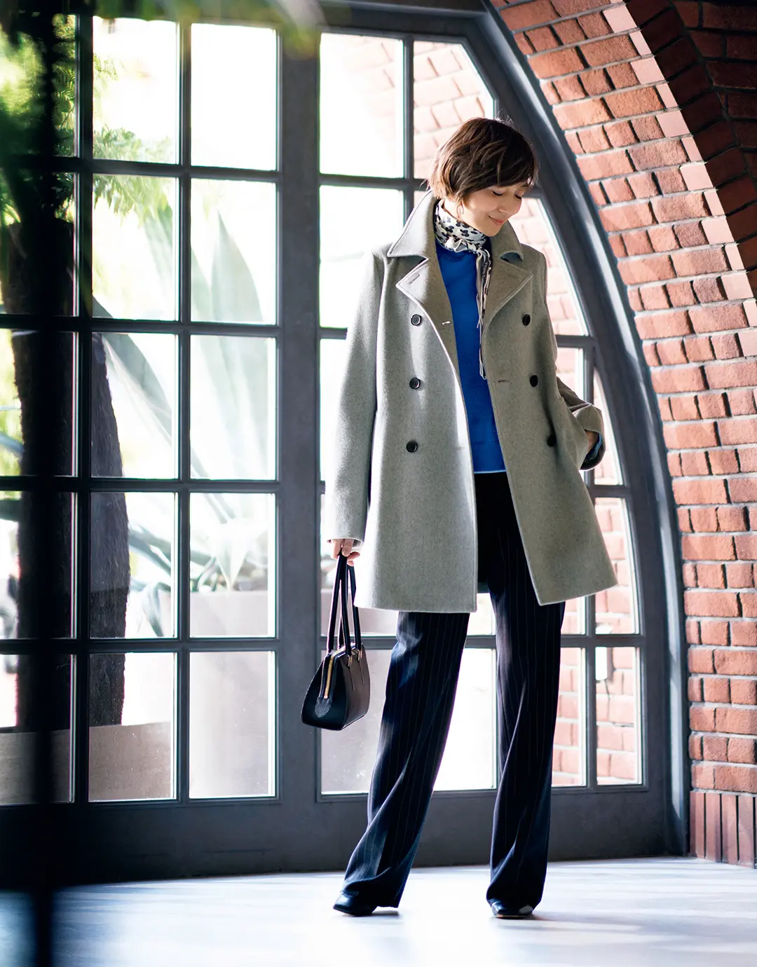 ベーシックなコートは、新鮮な柄と色のアクセントで着こなしをリフレッシュ