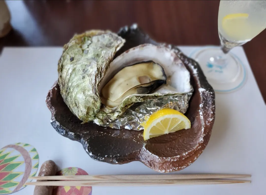 新鮮で大きな生牡蠣。広島産のレモンを絞って頂きました。