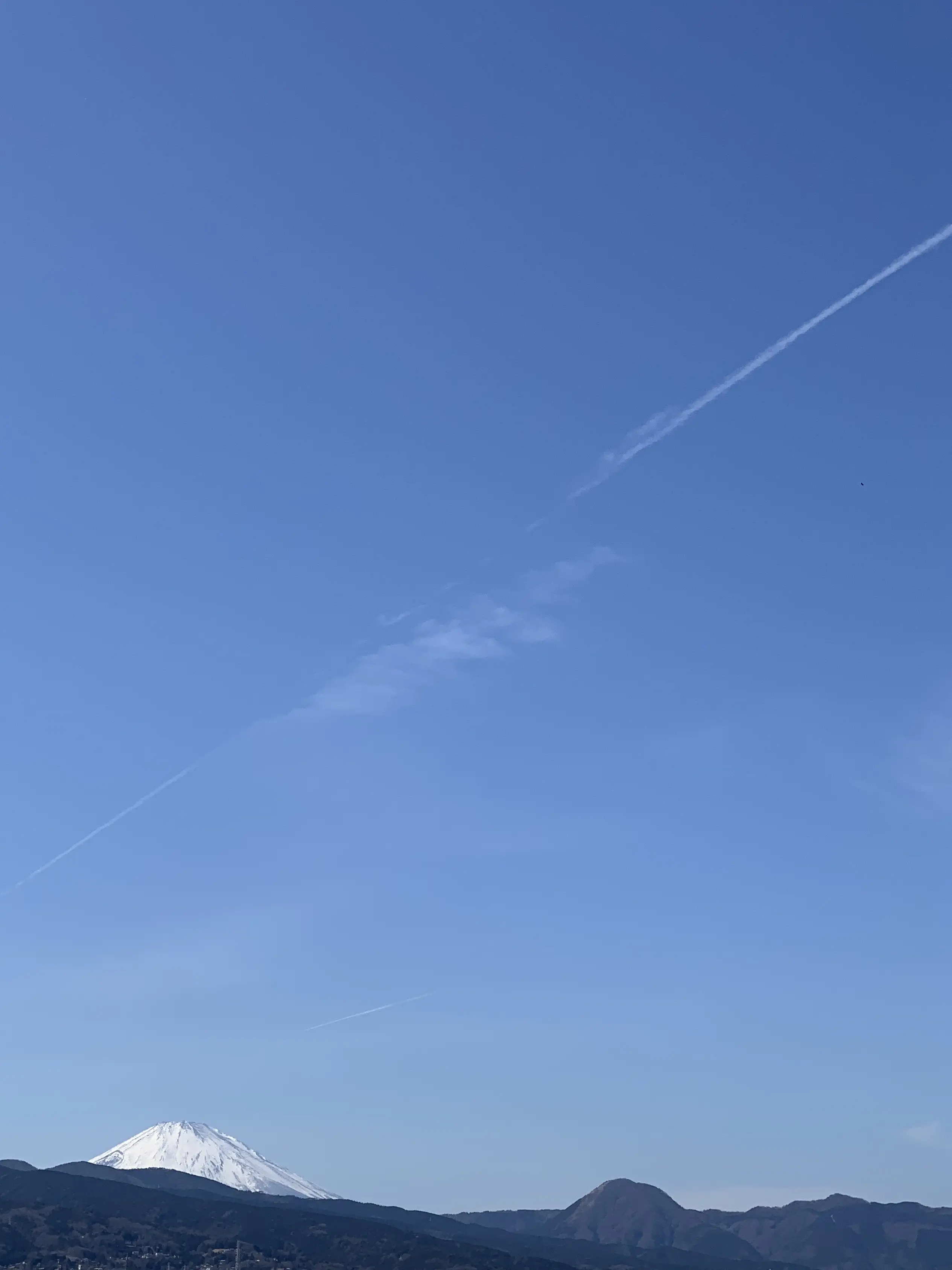 飛行機雲と富士山