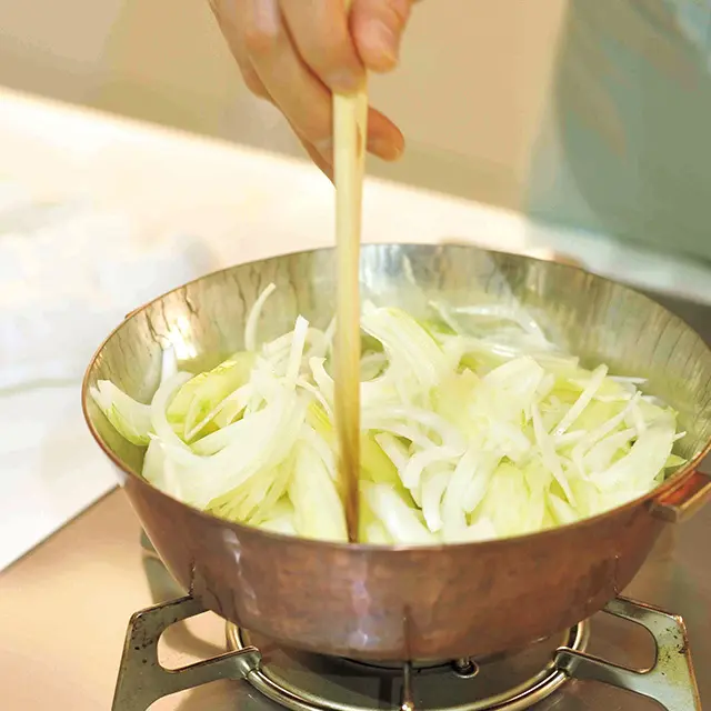 【ポイント】  おいしく仕上げるコツは、香味野菜（玉ねぎとセロリ）を最初に炒める