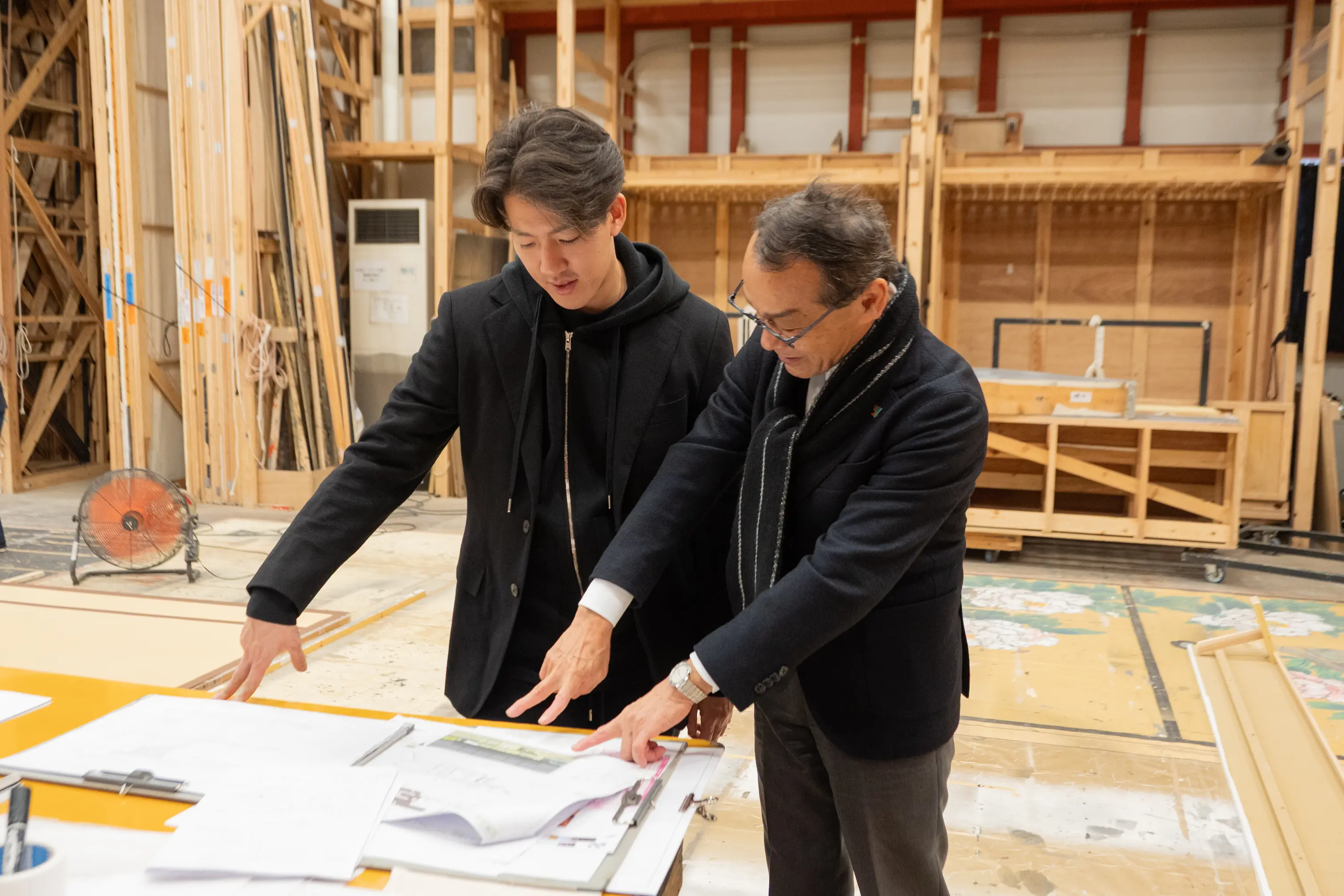 歌舞伎俳優　尾上右近と工場内をガイドしてくださった大道具を知りつくした足立さん