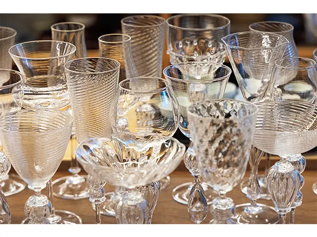 テーブルがパッと華やぐチョ・ヒ ョンソン作のグラスはW200,000 ～