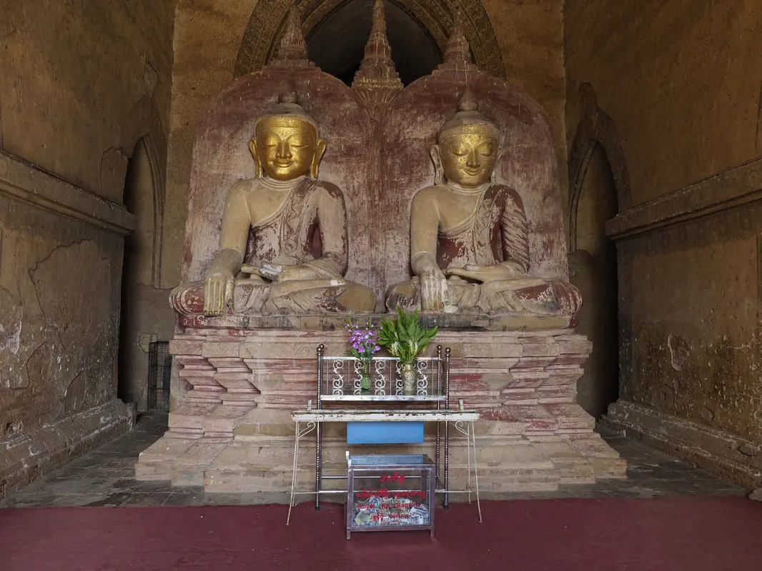 ダマヤンチ”ーパゴダの仏陀座像。外周回廊の入り口にそれぞれ安置されている。
