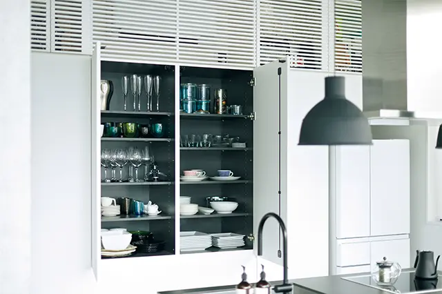 よく使う食器やグラスは壁づけの棚に。