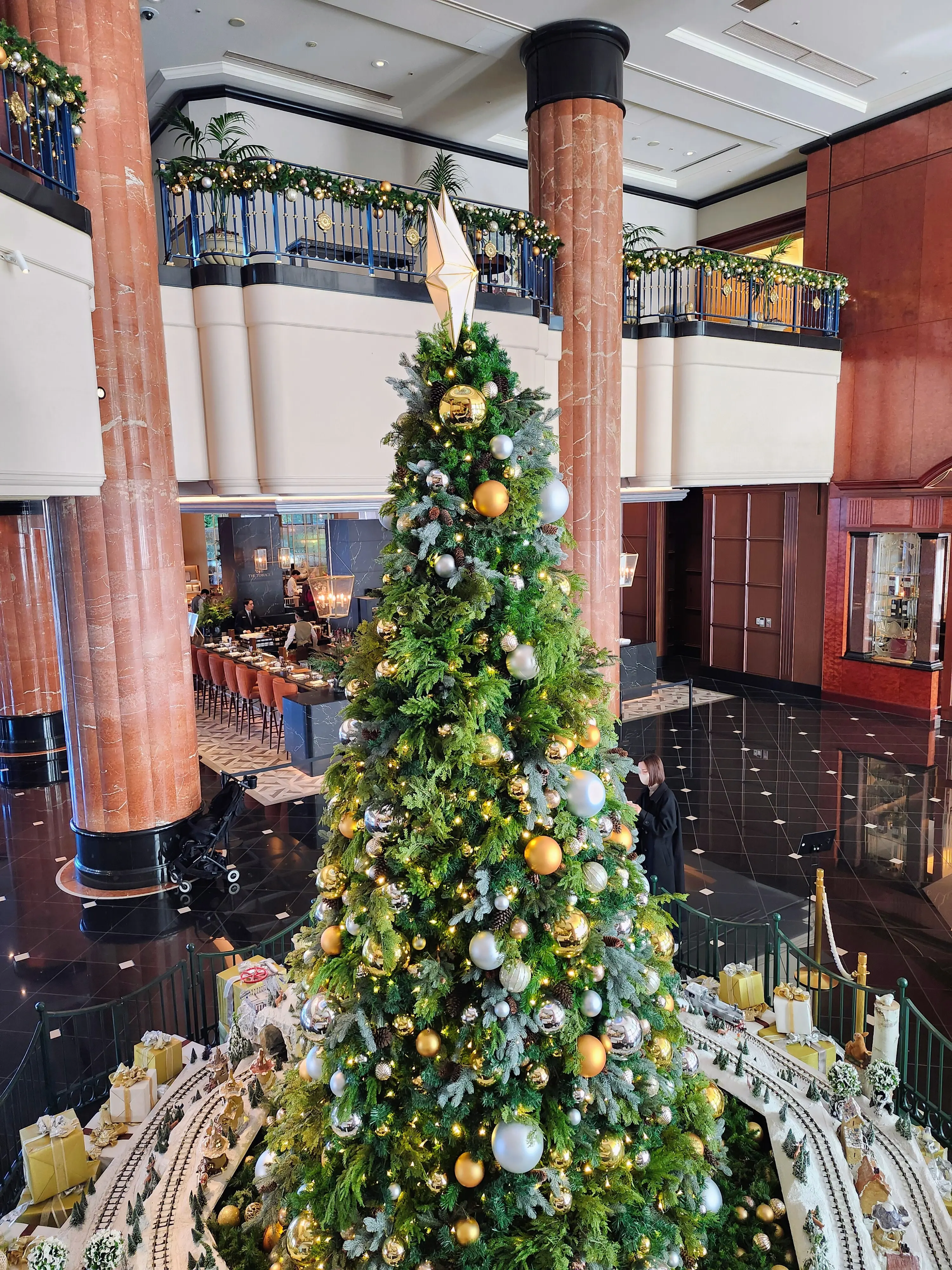 恵比寿ランチ、ウェスティンホテル東京、クリスマスツリー、恵比寿ガーデンプレイス、バカラ、シャンデリア、40代ファッション、ローストビーフ、ロウリーズ・ザ・プライムリブ、イルミネーション、サラダビュッフェ、デザートビュッフェ