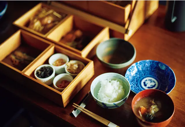 朝食は、地元のお母さんが作った素朴な味わいのおかずと、炊きたての魚沼産コシヒカリ、温かい味噌汁。
