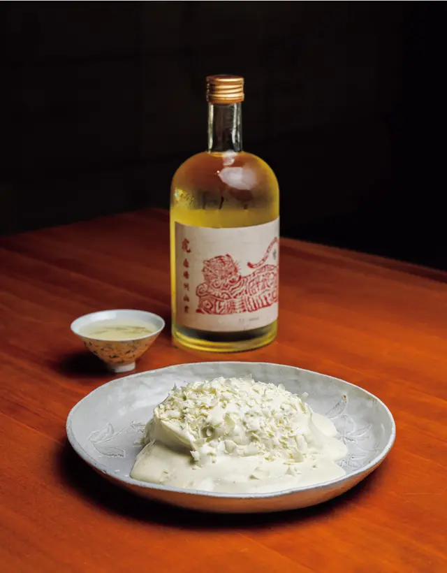 シェフいち押しの伝統酒「ラン」はワインのようなフルーティな味わい。「チャメ(マクワウリ)ブラッタ」W24, 000と合わせて