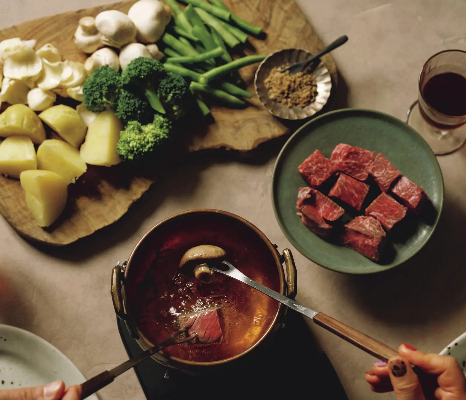 料理家・平野由希子さんが教える「ワインに合う鍋」２選【大人のごちそう鍋】　オイルフォンデュ
