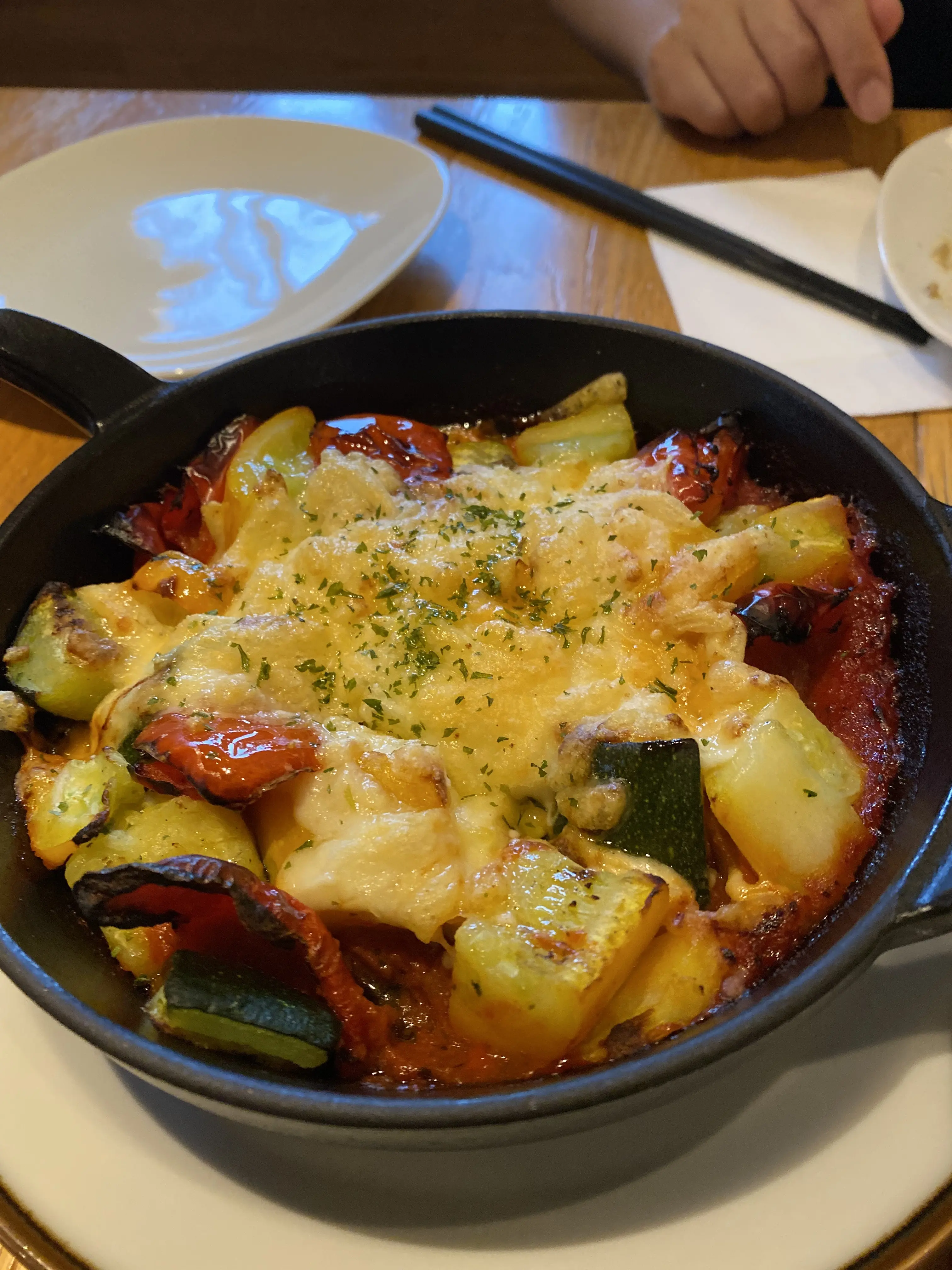 カスターニエのカップルコース前菜・ラタトゥイユのチーズグリル。彩り豊かな野菜の旨みがギュッと凝縮された一皿。