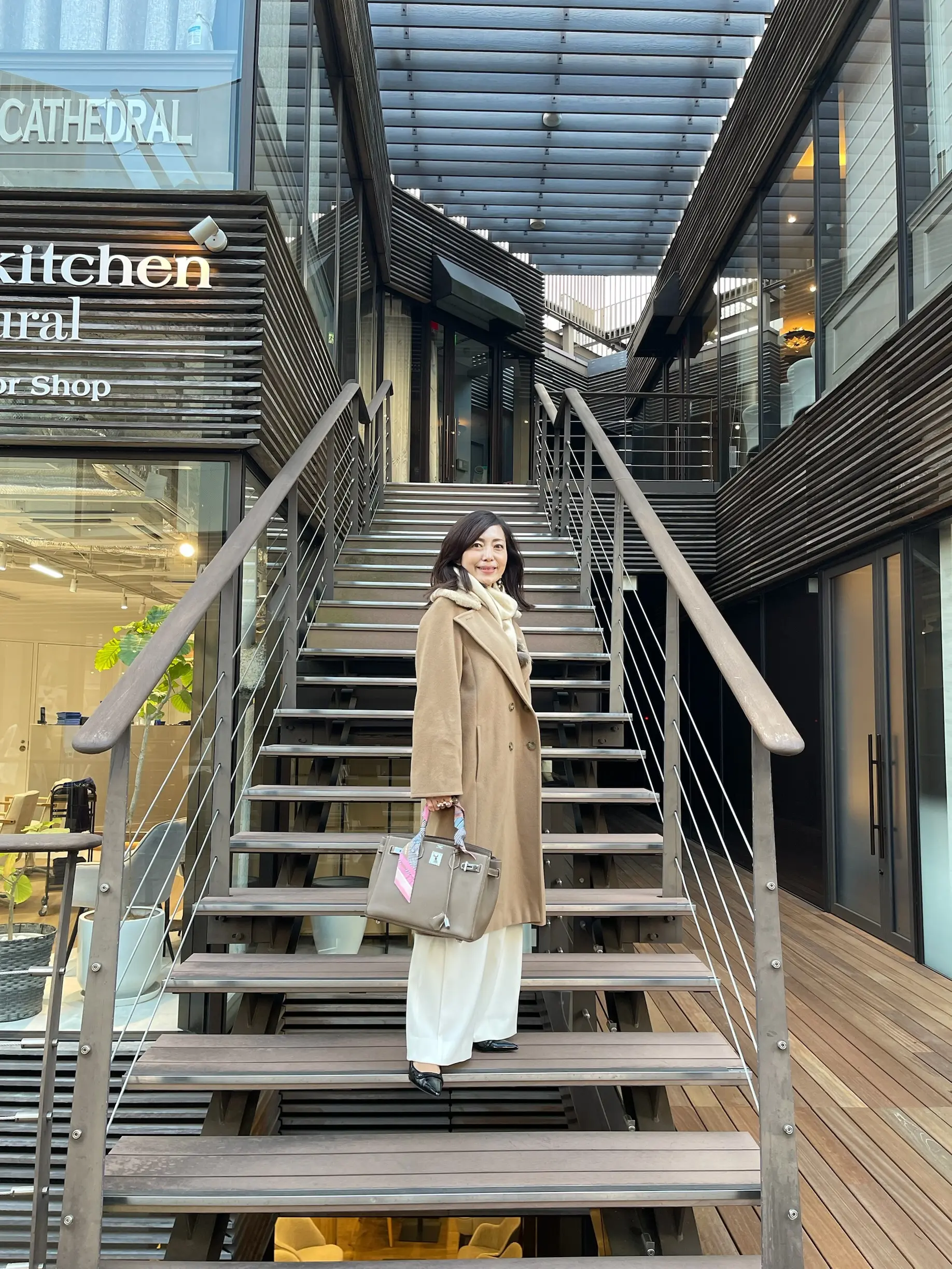 大人ピンクのキラキラジレとホワイトパンツでホリデーシーズンコーデ💗_1_4