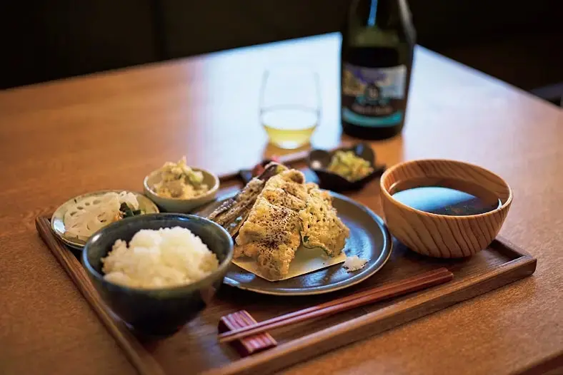 食堂の定食。主菜のかき揚げは北海道上士幌町の「村上農場」のトウモロコシと花ニラで。