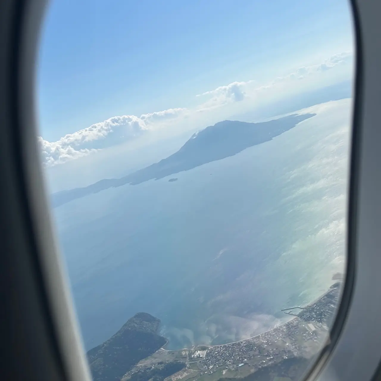 飛行機の窓から見える桜島