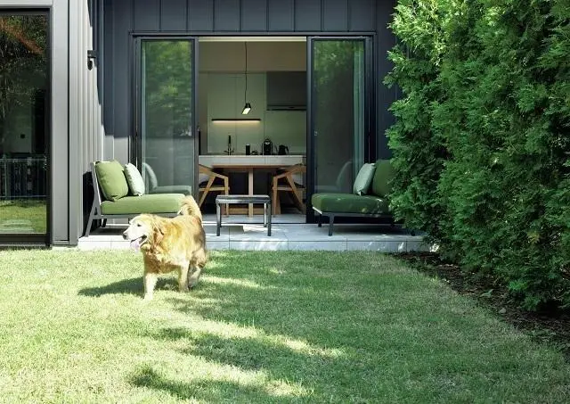 ヴィラ5室には、大型犬も利用できるケージと庭を設置