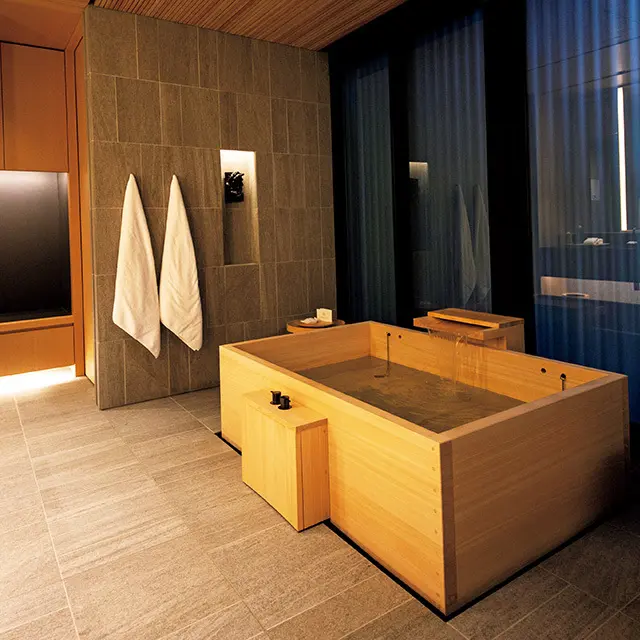 ゆったりとした空間の中、非日常へといざなう檜風呂