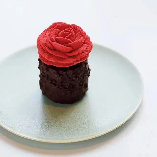 噂のケーキは、サンスクリット語で薔薇を意味する「タルニー」。