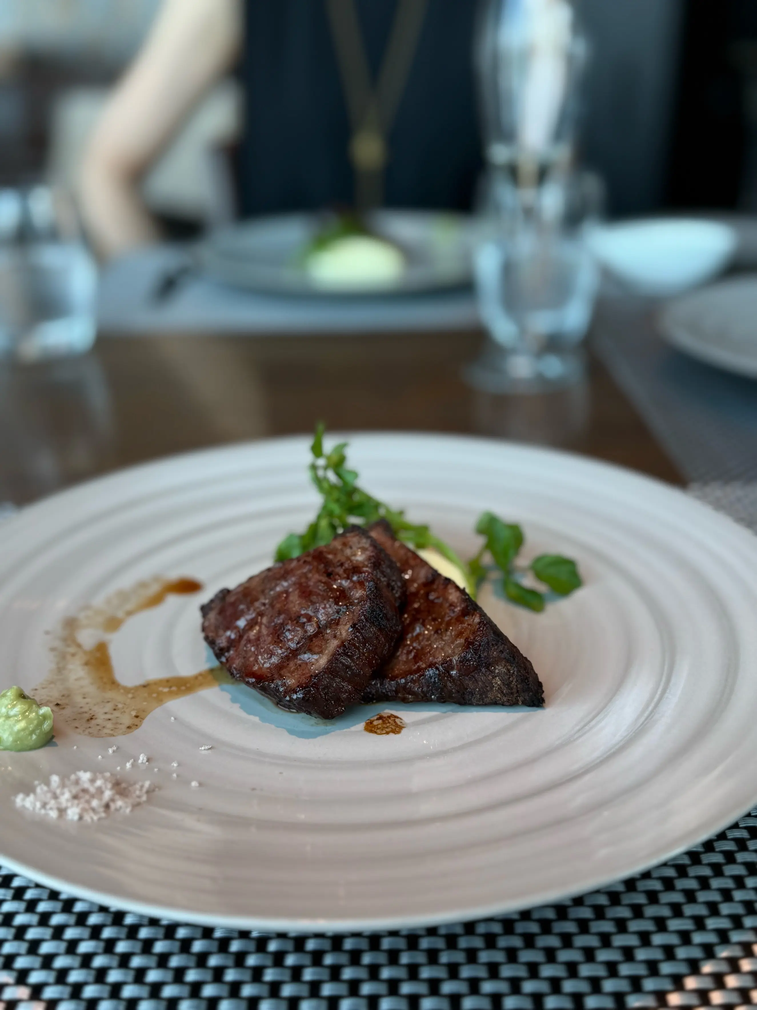 Prime42 steakhouse &amp; sky bar料理、炭火焼きステーキ