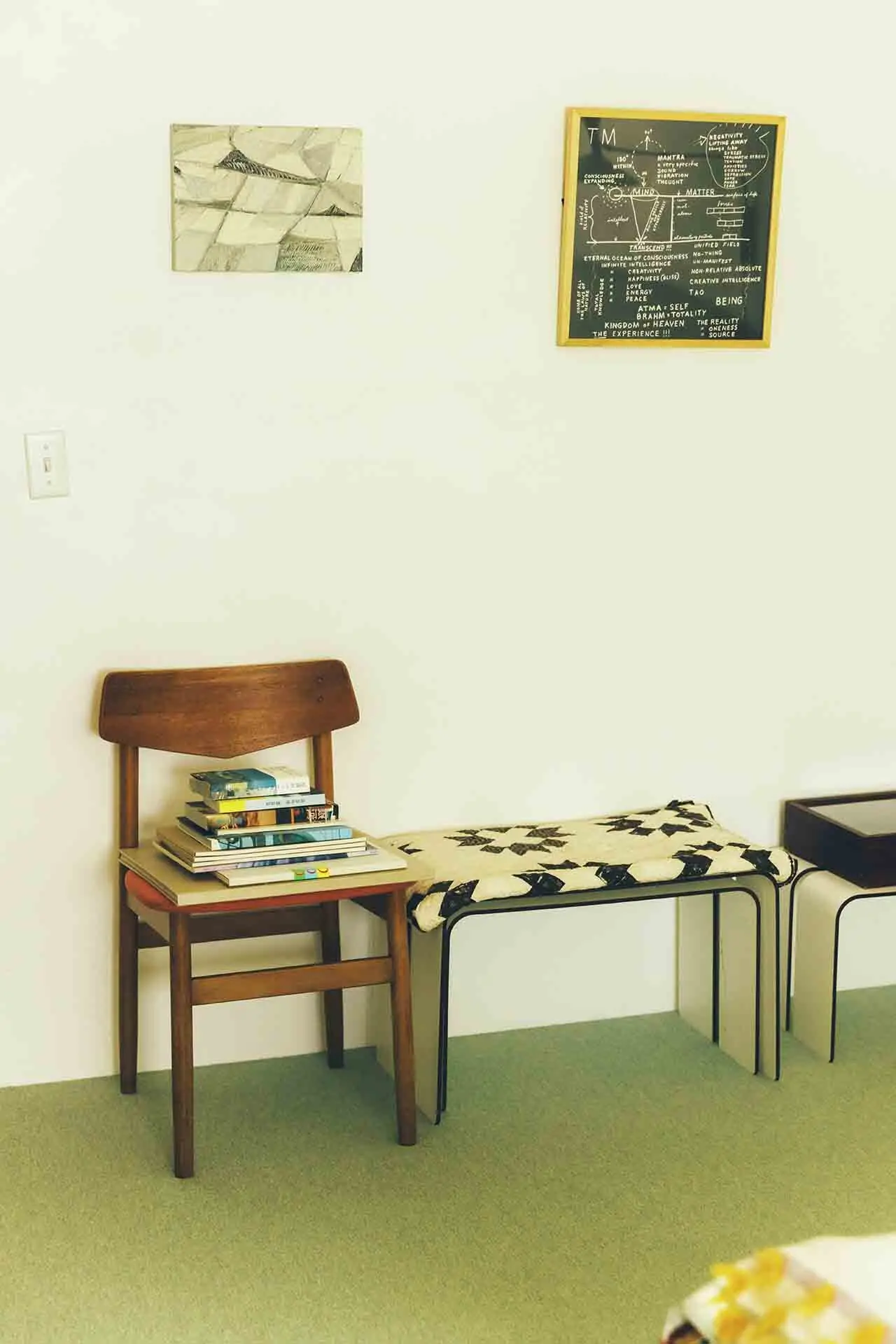 主寝室の壁左のアートは門田千明、右はデヴィッド・リンチのポスター。椅子はヴィンテージショップで