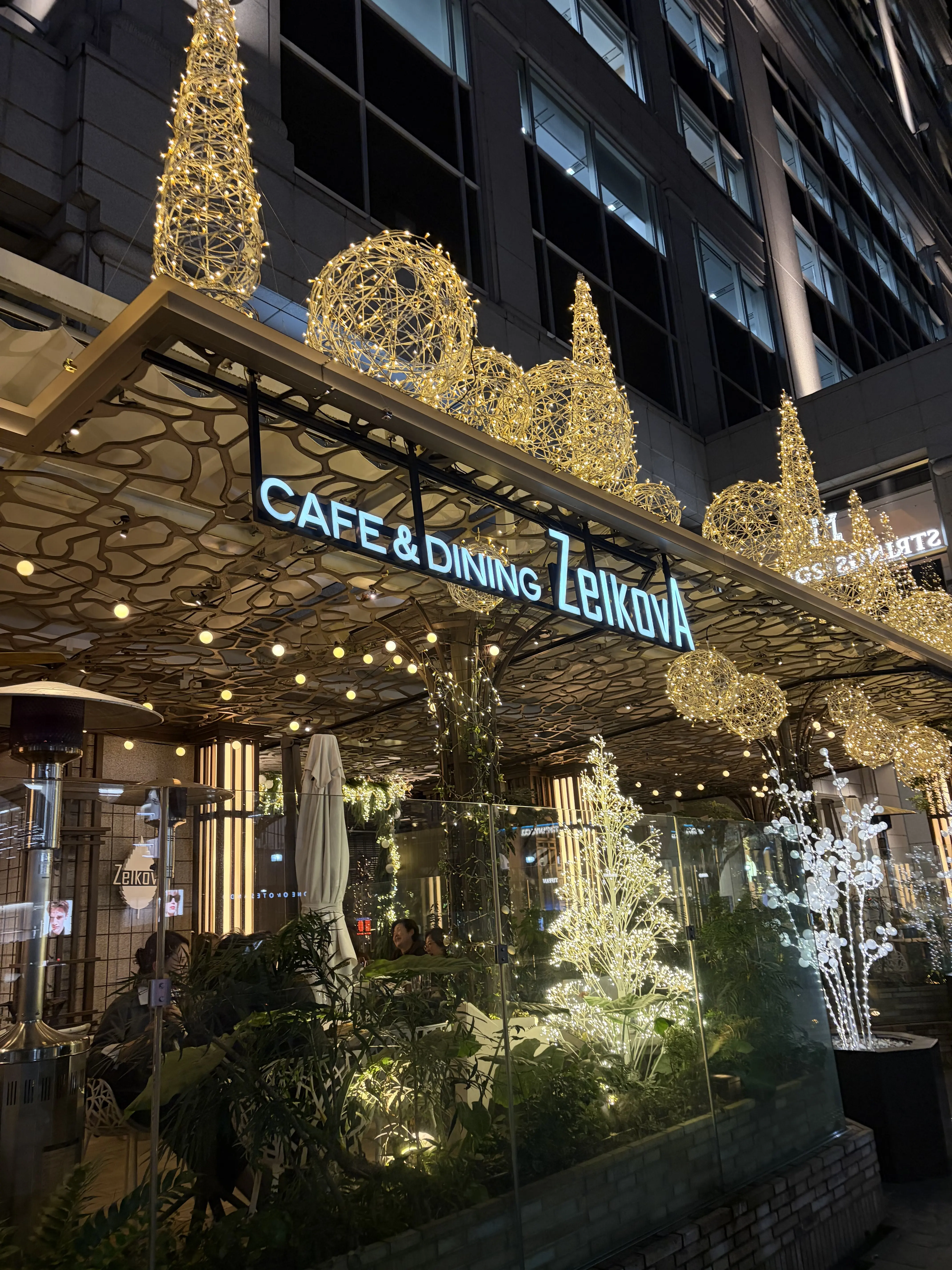 会場は、表参道の駅から直結の 「ザ ストリングス 表参道」