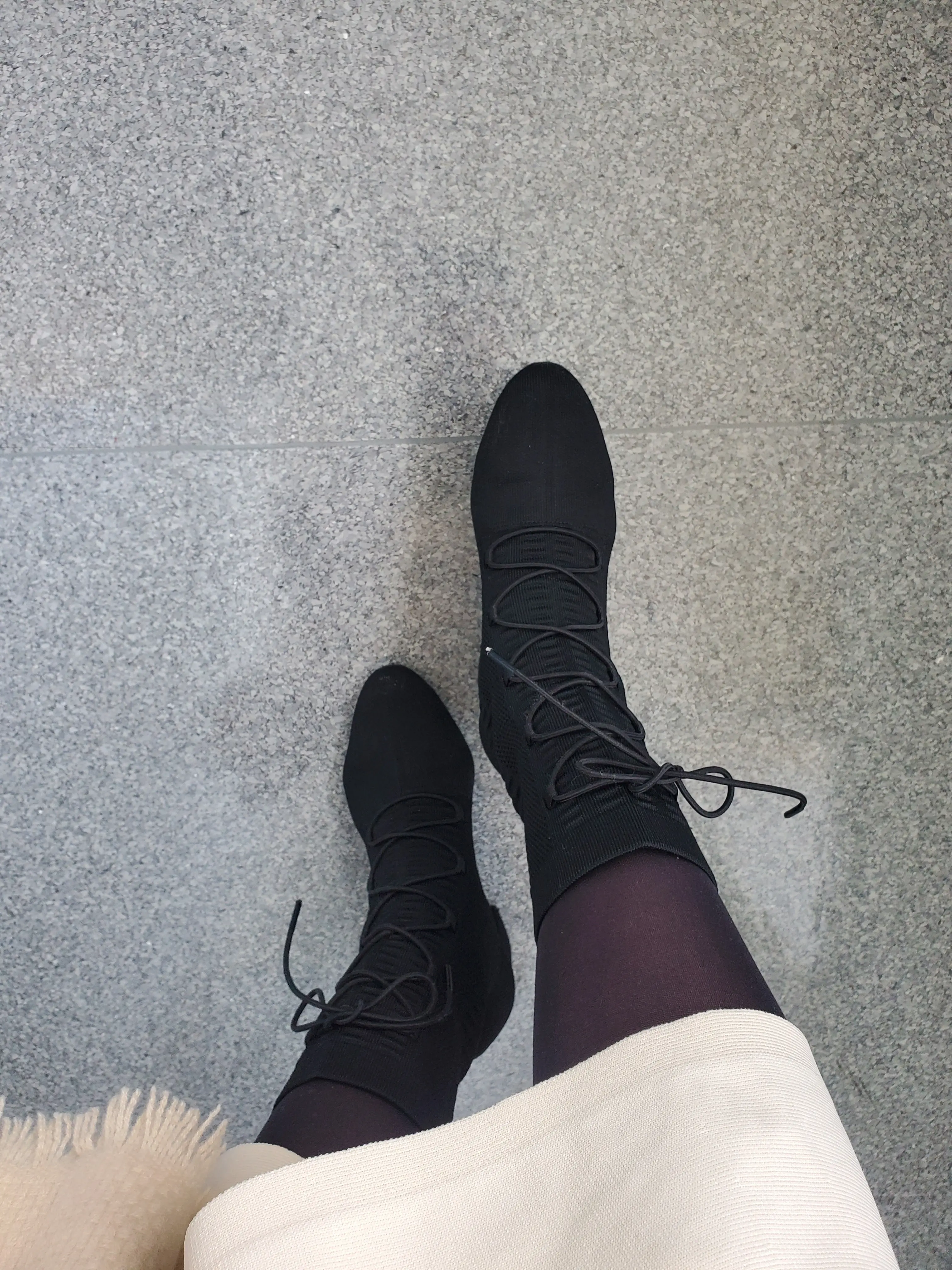 オフィスからの会食には、リラクシーでスタイル美なニットワンピースが心強い味方に_1_9-1