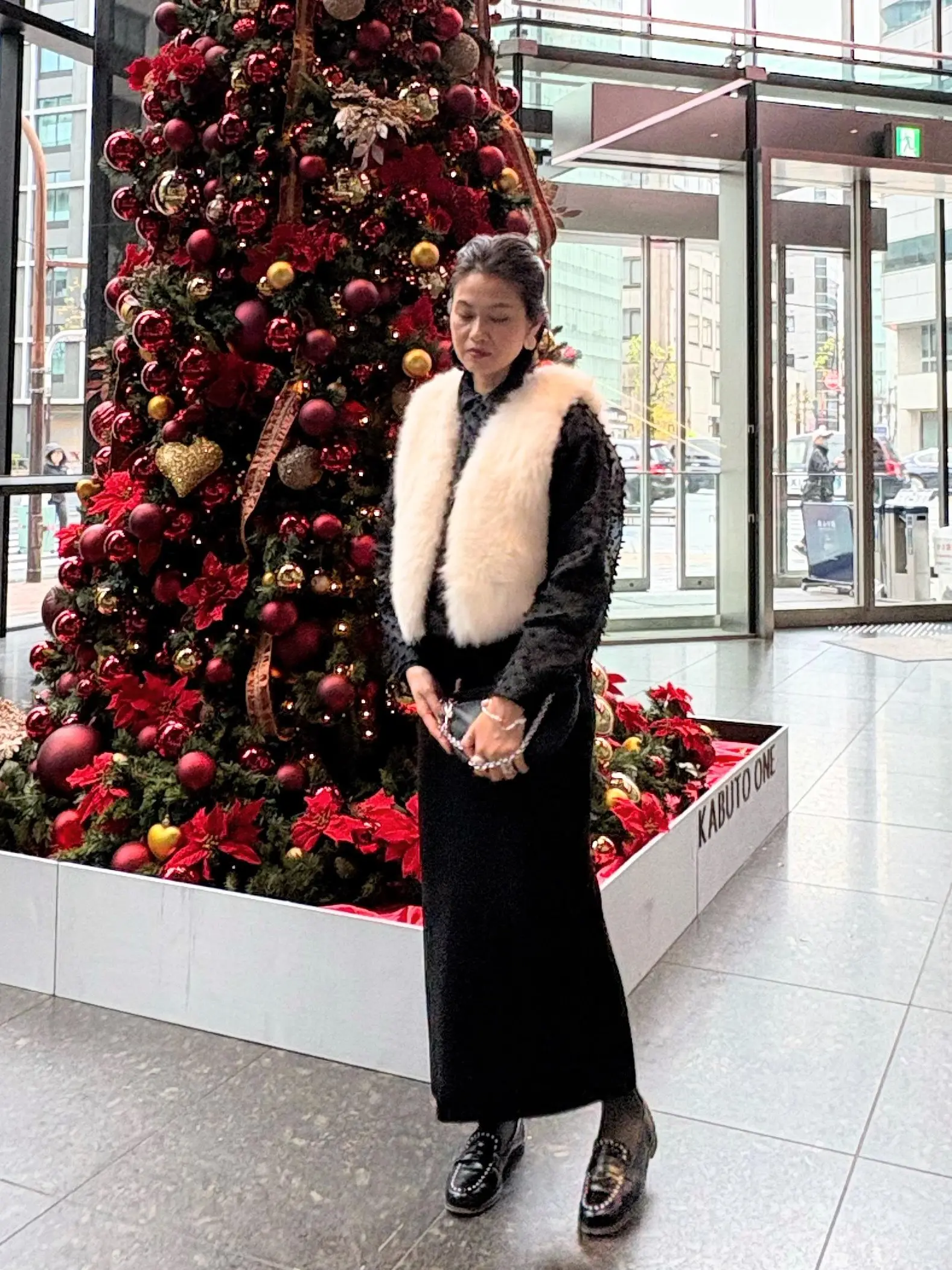 スカートコーデ　大人スタイル　ブラックコーデ　エブール