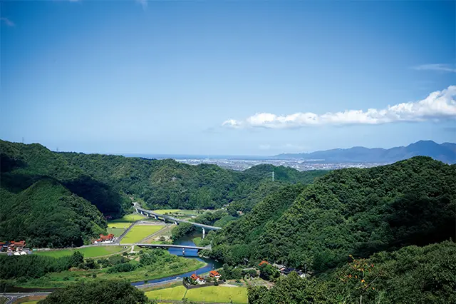 境内上の 神苑からは、日本海と出雲平野、美しい空と雲が眺められる