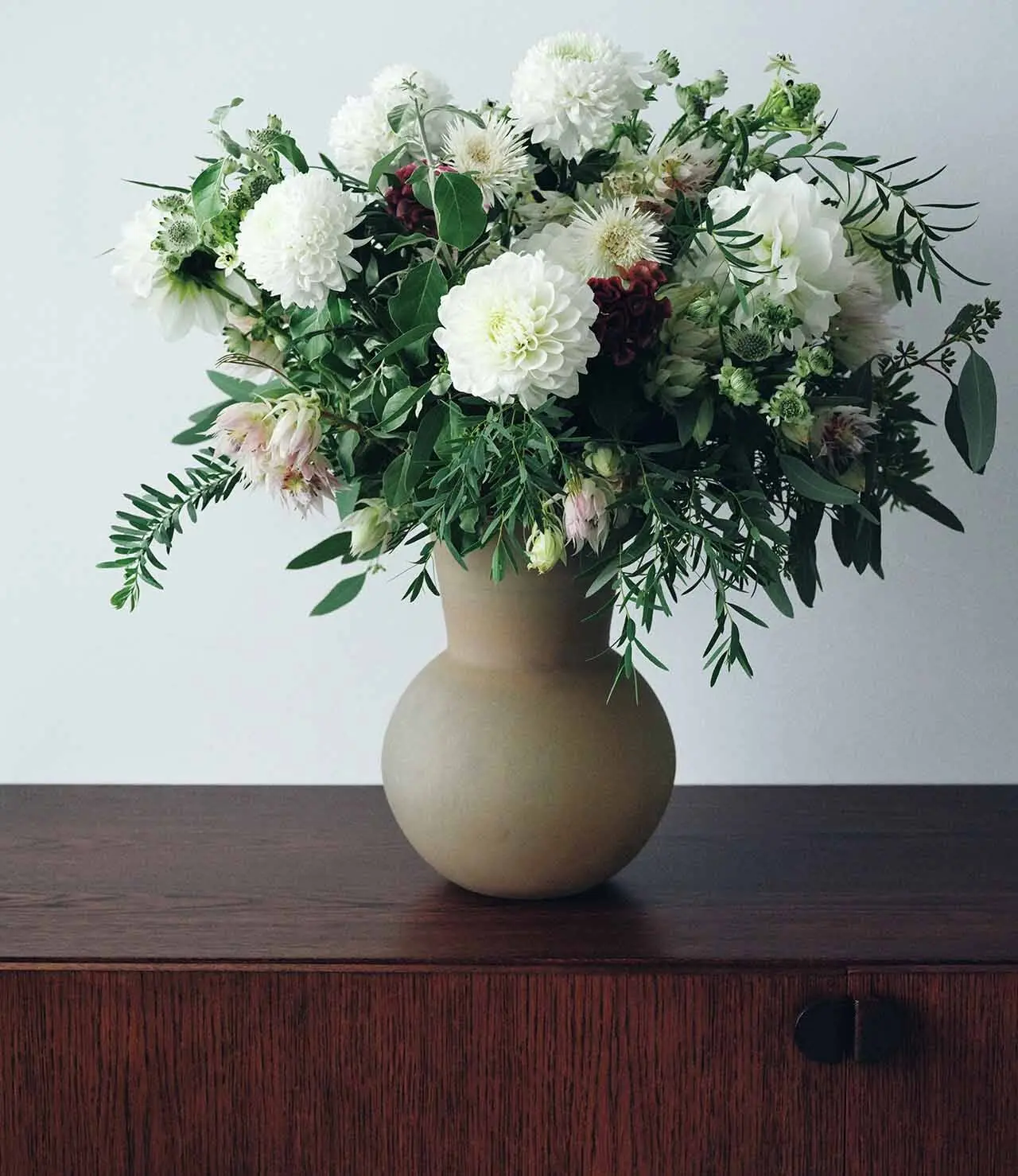 ゲストがくつろぐ空間は一輪咲きの花で華やかに