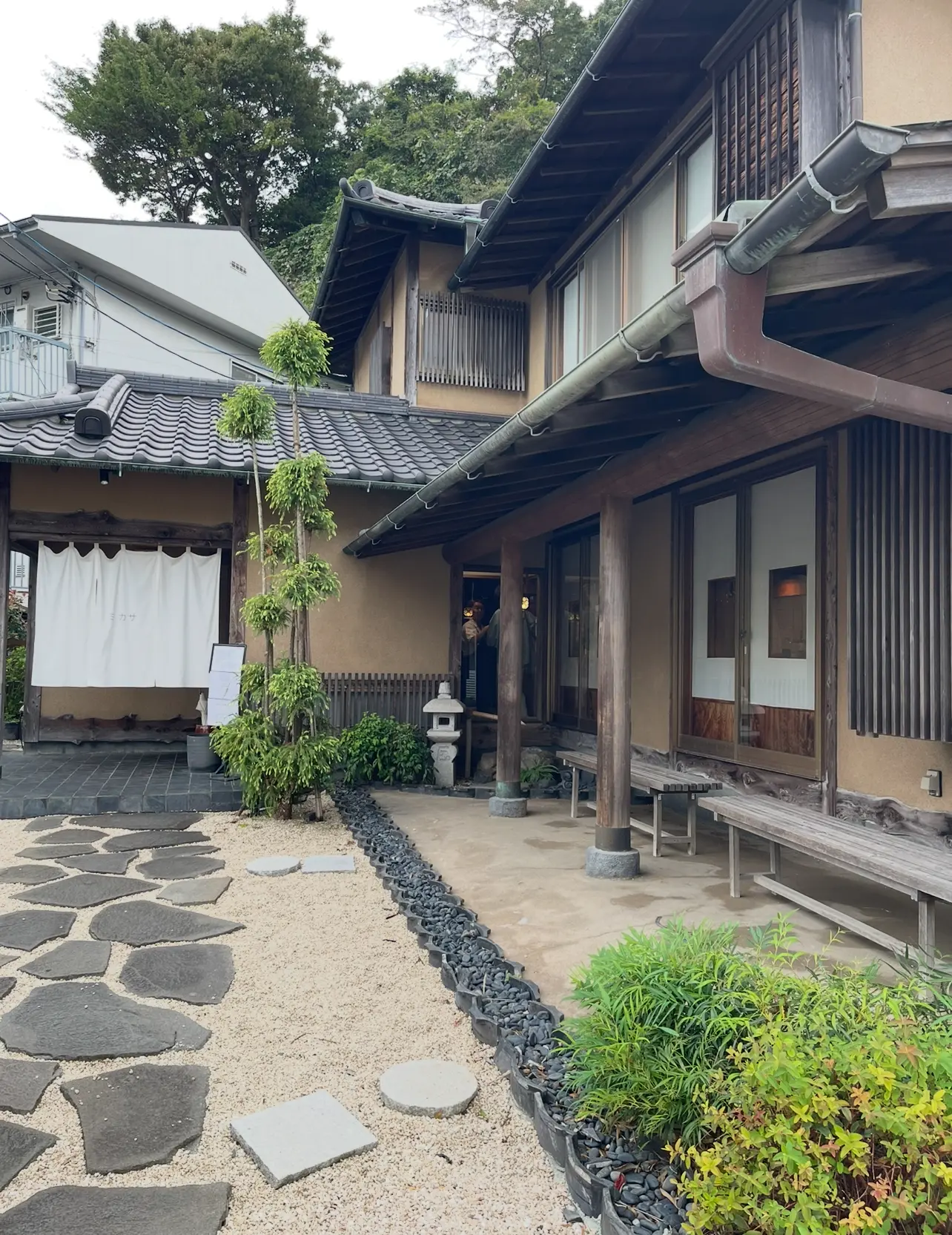 GUシャツをインしたネイビーコーデで鎌倉の古民家スパニッシュレストランへ_1_1