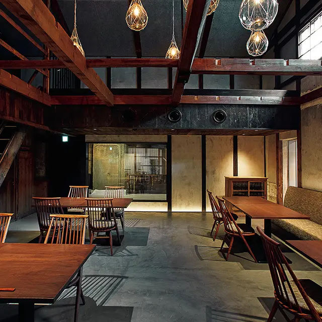レストラン「嵓 kura」は、旧杉の森酒造で酒造 りが行われていた場を飲食空間 として再生。