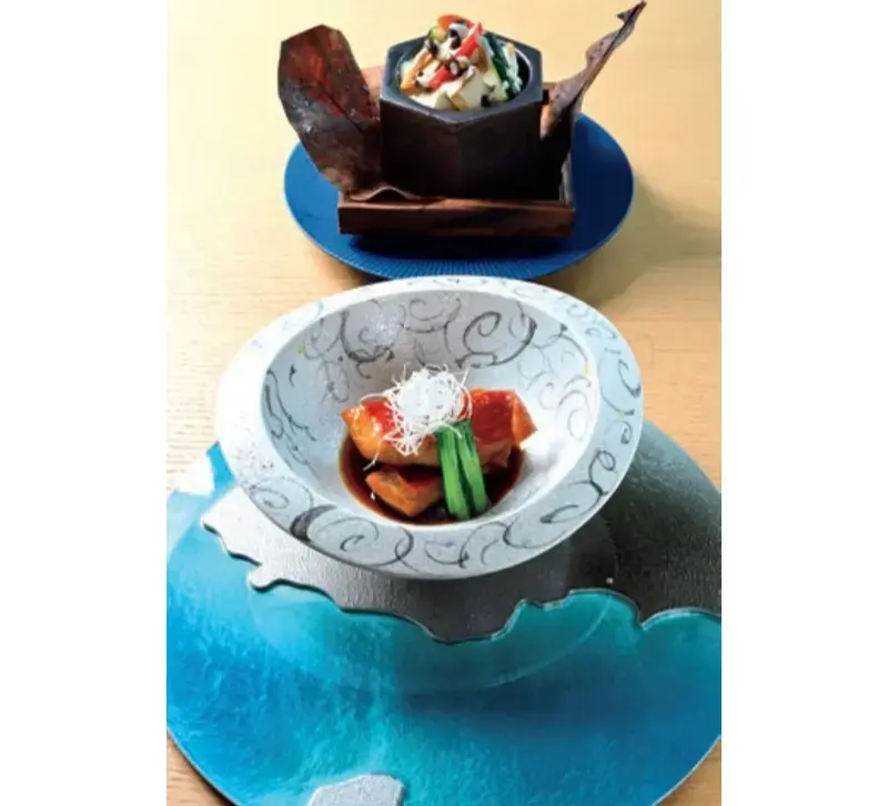 ダイニング「六つ喜」での夕食は、海の幸を中心とした和食を会席スタイルで。