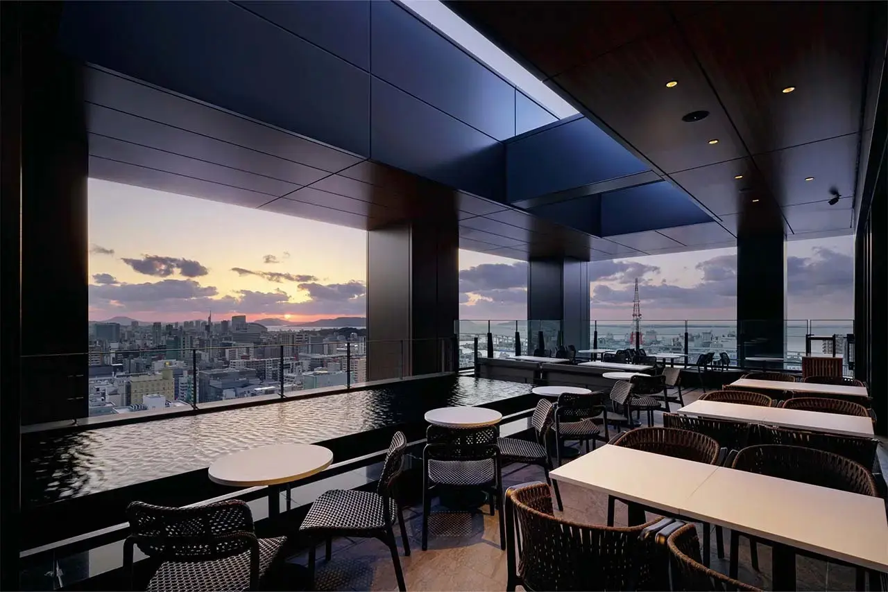 最上階19階にある屋内と屋外のカフェ＆バー「THE ROOF」。博多湾を望むサンセットや夜景も美しい