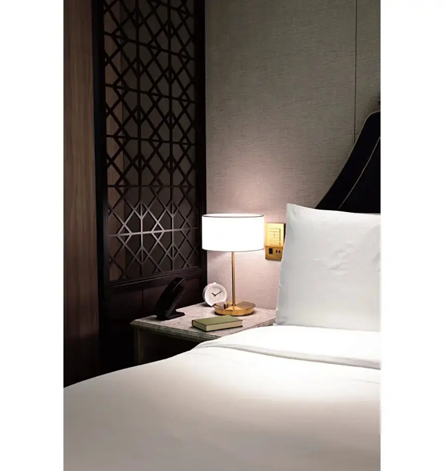 寝心地がよいベッドに寝転がり、夜更けまで好きな本を読むという幸せを味わいたい