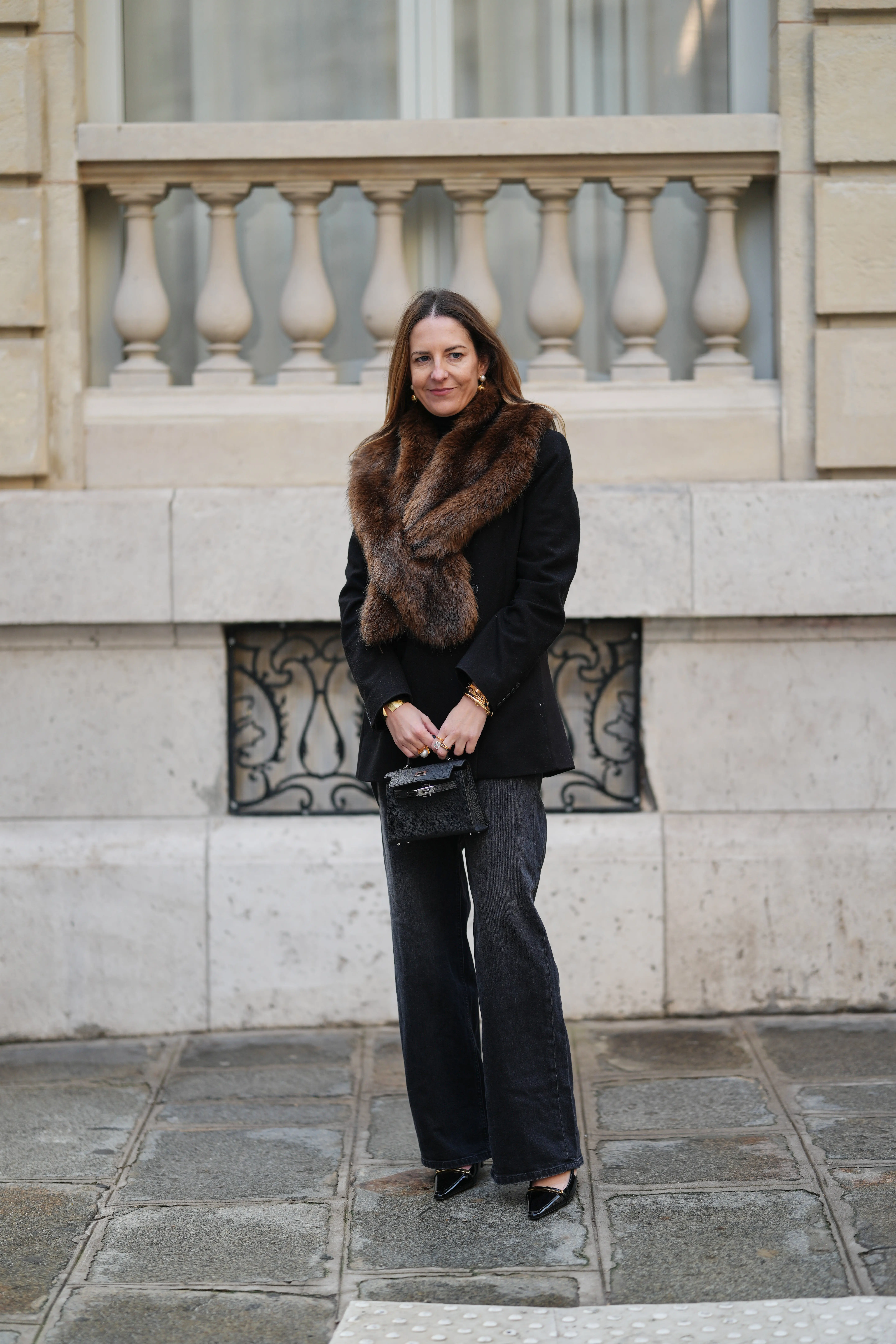 ファッションスナップ　黒コーデ　ジャケット　デニム