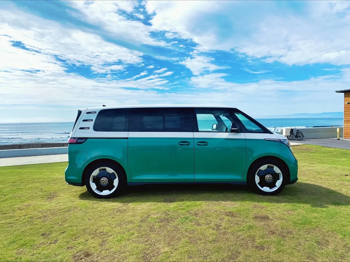フォルクスワーゲン  ID.Buzz（アイディーバズ）　横からの外観