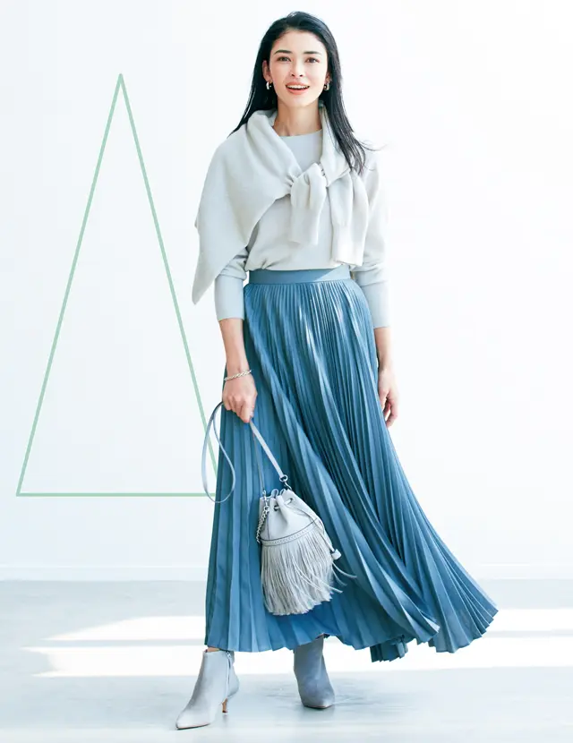 【50代の小柄さんコーデ術】広がるプリーツスカートですっきり見えする「円錐形」コーデ