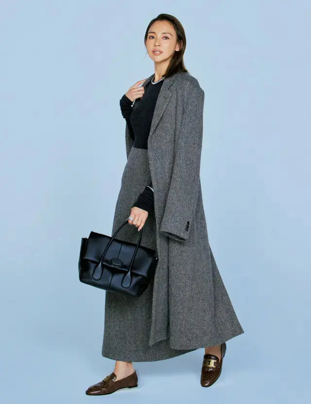 【50代に似合う冬のスカートコーデ】ロングコートとのセットアップでドラマティックに洒落る