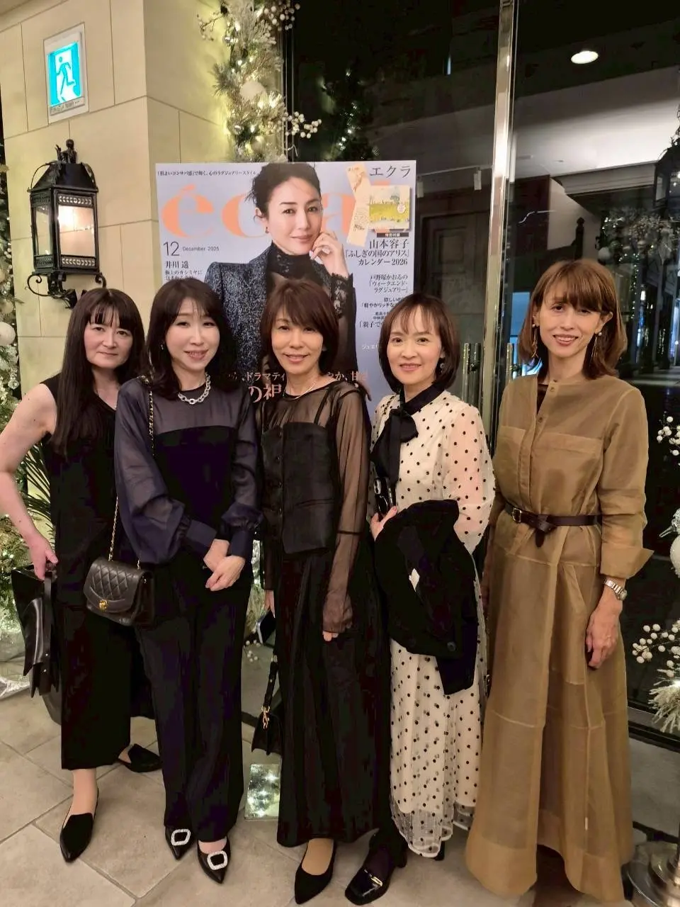 ソワレ・ドゥ・エクラ2025の会場に集った、華やかな装いの女性5人