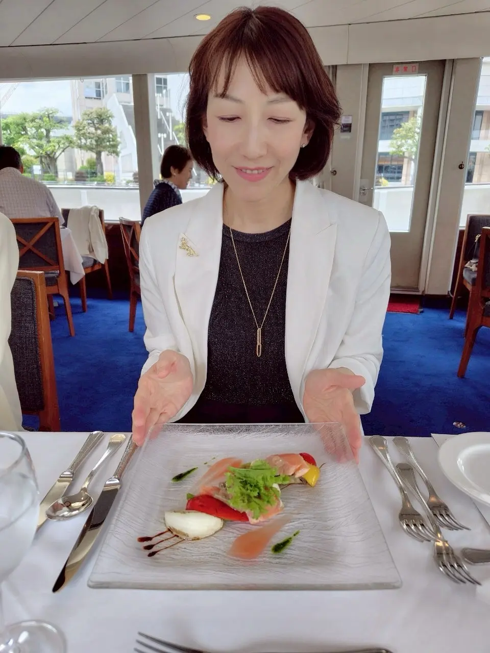 前菜プレートとジャケット姿の女性