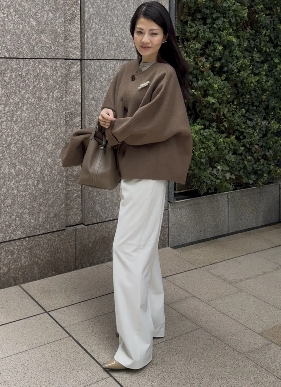 【UNIQLO】名品タックワイドパンツで更新する「冬の白」。品格漂う大人の着回し２選_1_2