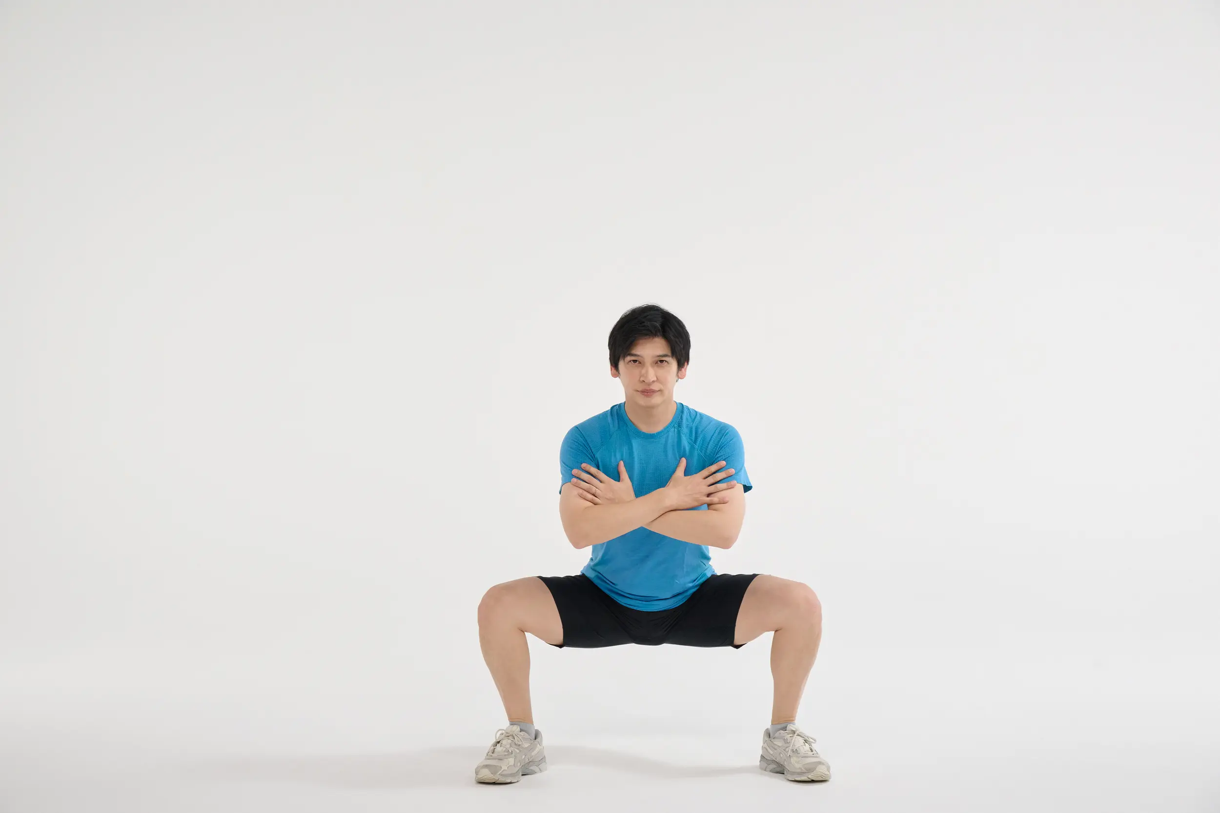 ② そのままお尻を膝の高さくらいまで下ろす。次に、内ももとお尻をギューッと締めながら立ち上がる。この①②を繰り返す。10回×3セット。太ももが床と平行になるくらいまでしゃがむのが理想的だが、できない人は浅くしゃがんで行い、慣れてきたら徐々に深くしていけばOK。