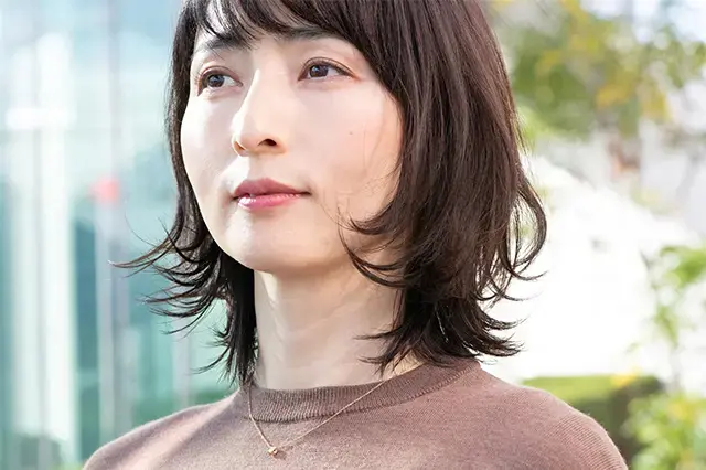 カールが弾むボブで、小顔見せとボリューム出しを実現！【50代髪型・ヘアスタイル】