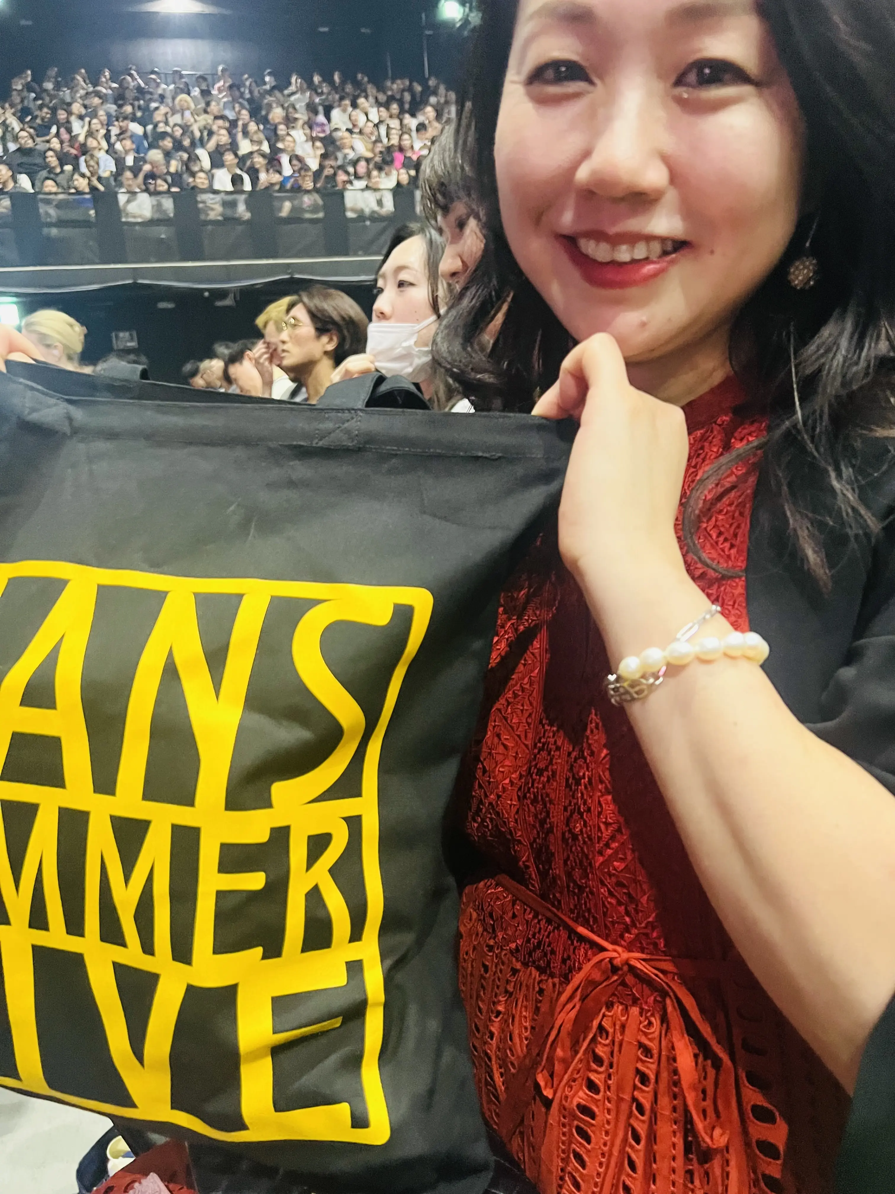 会場ではライブ前にTシャツやバッグを購入!