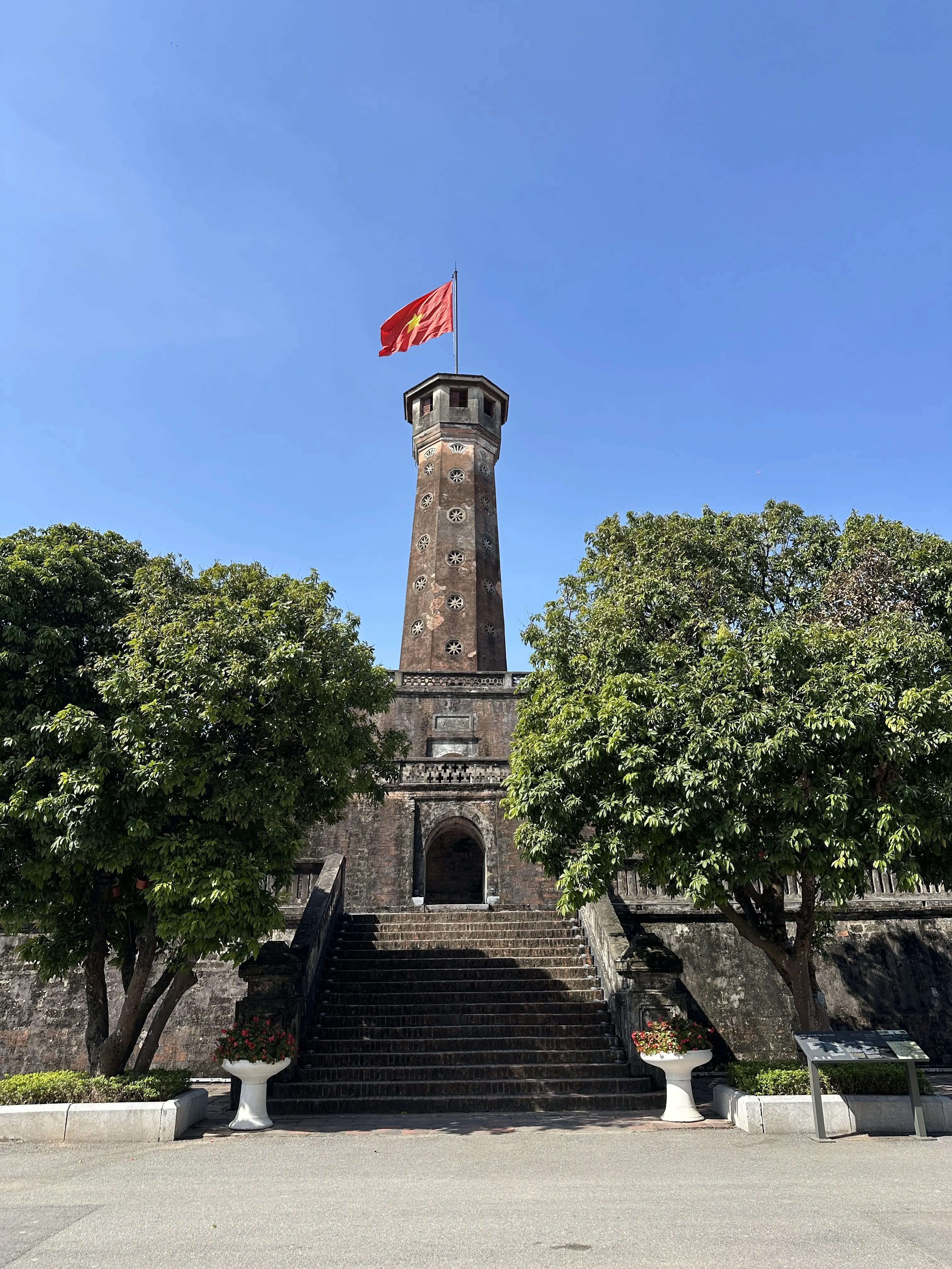 タンロン遺跡　世界遺産　国旗掲揚塔