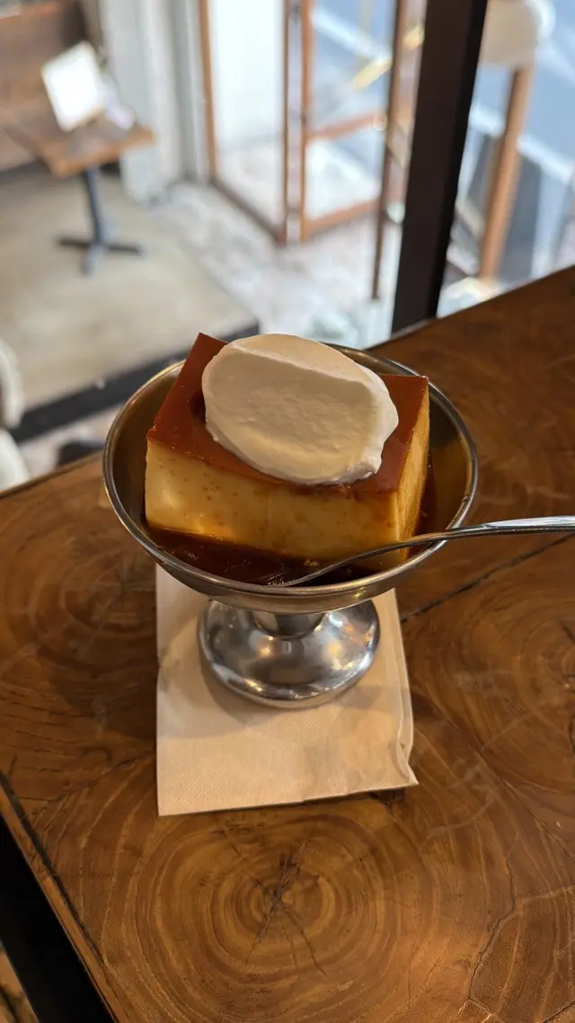 懐かしい感じの固めのプリン 卵料理専門店 EOC　ジェイグループ、ジェイプロジェクト