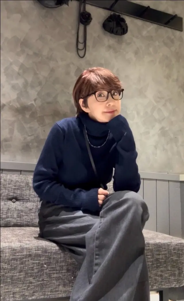 大人のおしゃれにひとさじインパクトを加えたメガネコーデ_1_3