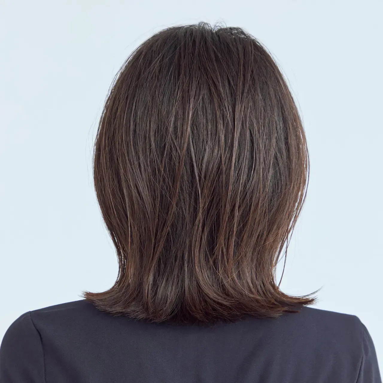 大人の抜け感と華やかさを両立する、立体感ミディアムヘア【50代髪型・ヘアスタイル】
